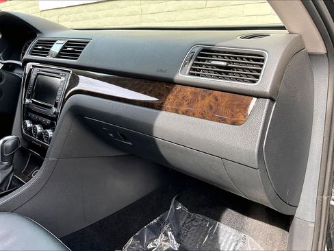 Used 2015 Volkswagen Passat TDI SEL Premium image 16