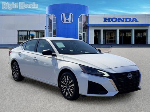 Used 2025 Nissan Altima 2.5 SV AWD/4WD image 9