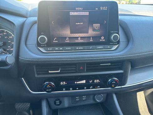 Used 2025 Nissan Rogue SV FWD image 17