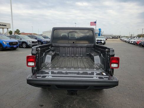 Used 2022 Jeep Gladiator Willys image 8