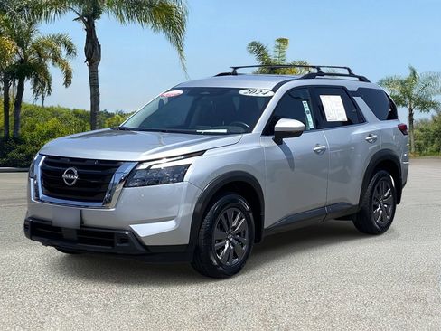 Certified 2024 Nissan Pathfinder SV FWD image 2