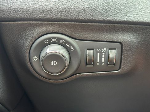 Used 2020 Jeep Compass Latitude w/ Cold Weather Group AWD/4WD image 16