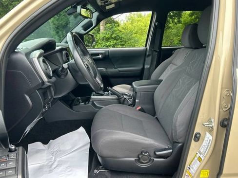Used 2018 Toyota Tacoma TRD Off-Road w/ Technology Package AWD/4WD image 23