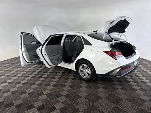 Used 2026 Hyundai Elantra SE FWD image 21