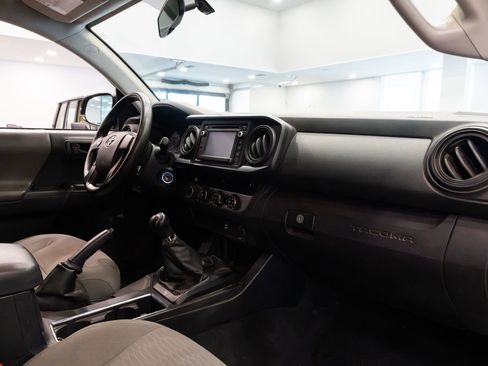 Used 2017 Toyota Tacoma SR image 9
