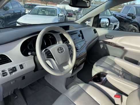 Used 2014 Toyota Sienna XLE image 10