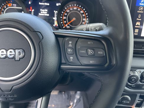Used 2025 Jeep Wrangler Unlimited Rubicon w/ Convenience Group AWD/4WD image 19