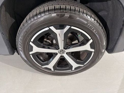 Used 2025 Volkswagen Tiguan SE image 8