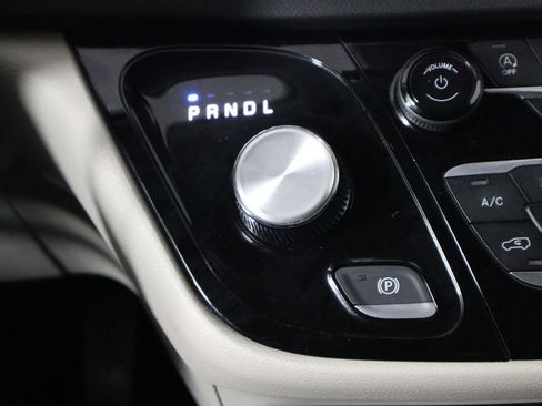 Used 2024 Chrysler Pacifica Touring-L image 30