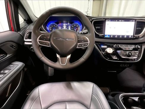 Used 2025 Chrysler Pacifica Select FWD image 5