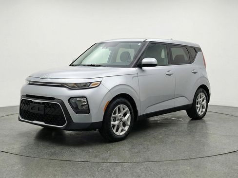 Used 2025 Kia Soul LX w/ LX Technology Package image 3