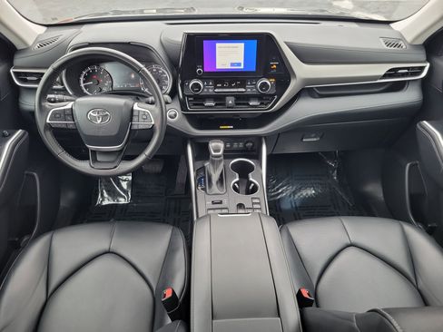 Certified 2024 Toyota Highlander XLE image 16