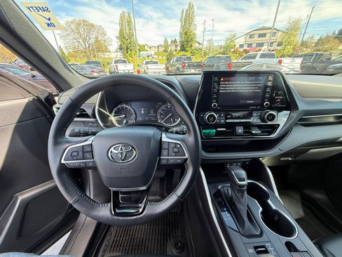 Used 2022 Toyota Highlander XSE AWD/4WD image 10