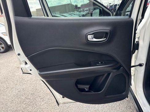 Used 2018 Jeep Compass Limited FWD image 15