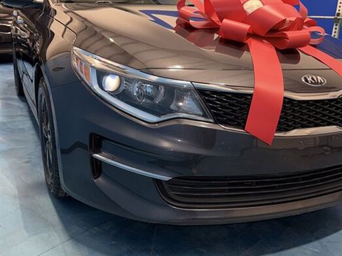 Used 2017 Kia Optima LX image 3