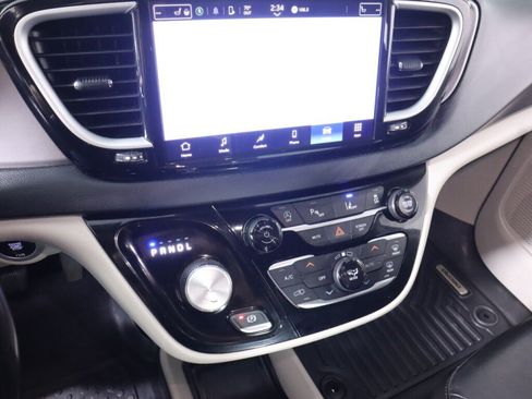 Used 2021 Chrysler Pacifica Touring-L FWD image 15