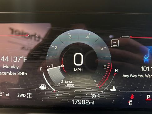 Used 2025 GMC Acadia Elevation image 11