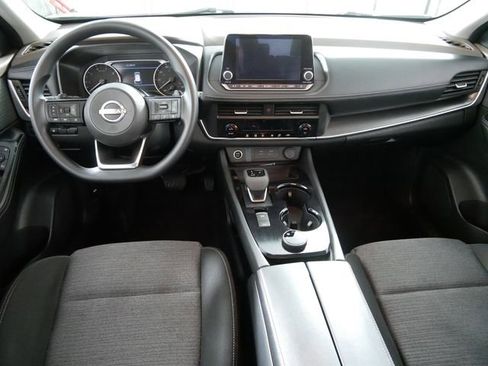 Used 2023 Nissan Rogue SV image 3