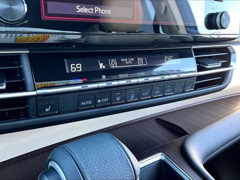 Used 2022 Toyota Sienna XLE image 34