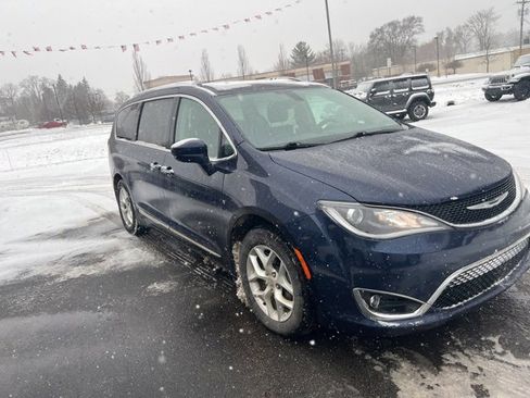 Used 2018 Chrysler Pacifica Touring-L w/ Tire & Wheel Group image 2