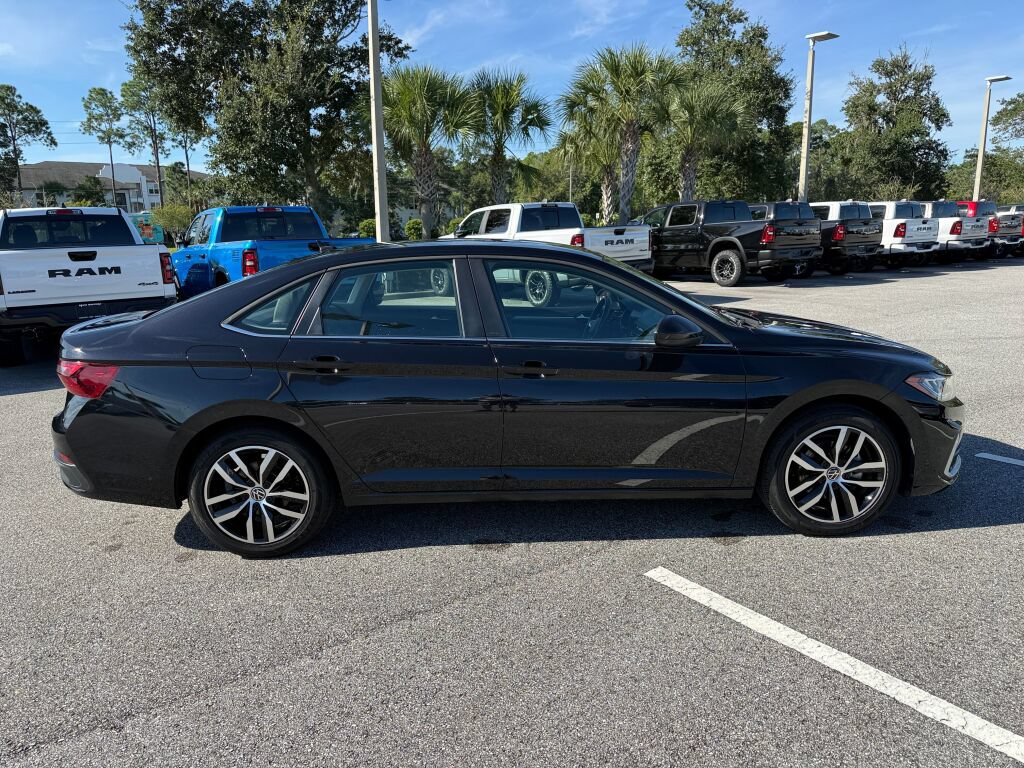 Used 2025 Volkswagen Jetta SE FWD image 2