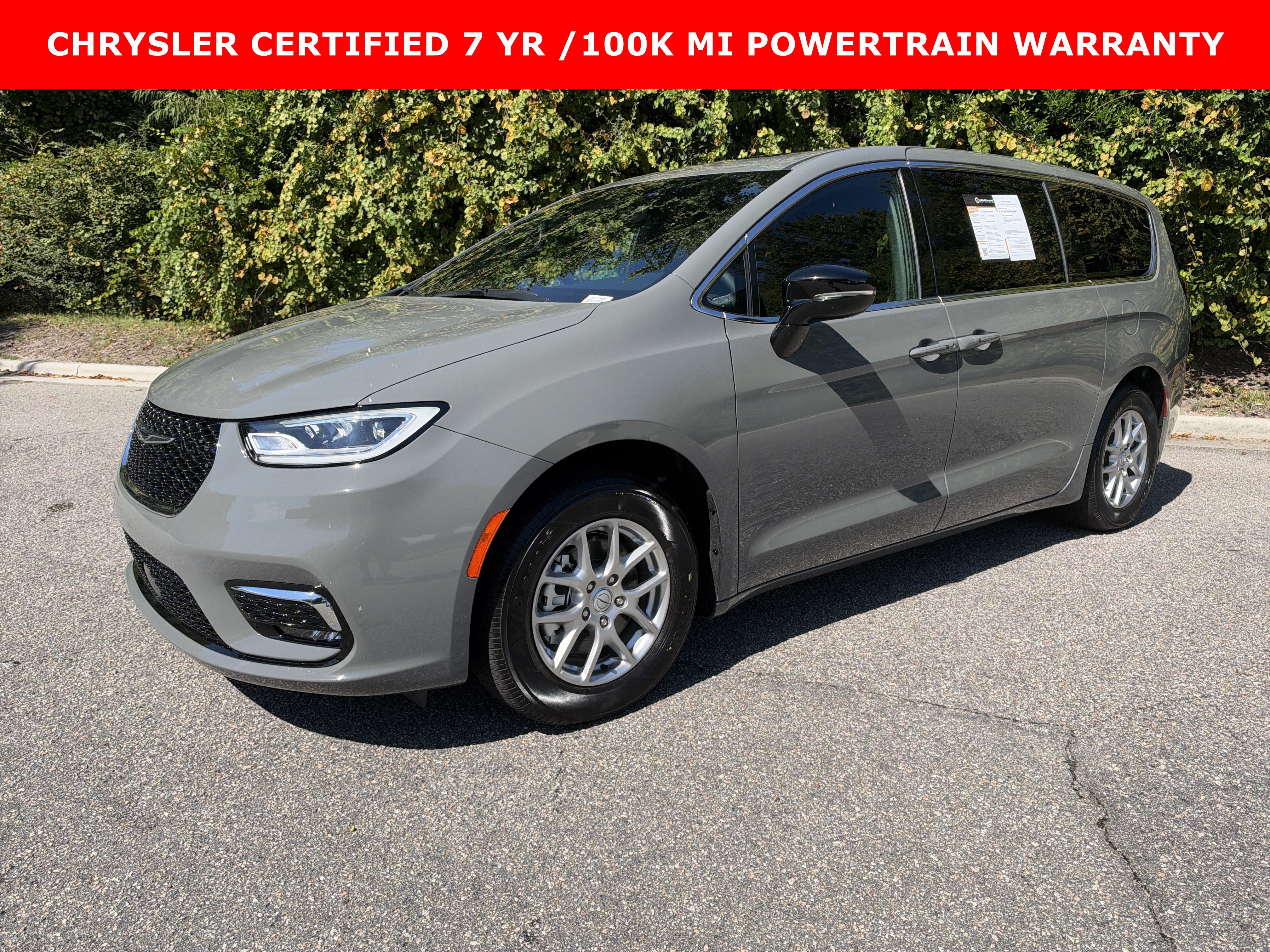 Used 2025 Chrysler Pacifica Select FWD image 4