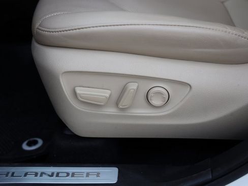 Certified 2021 Toyota Highlander Limited image 26