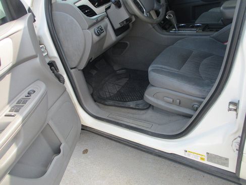 Used 2015 Chevrolet Traverse LT w/ Style and Technology Package FWD image 25