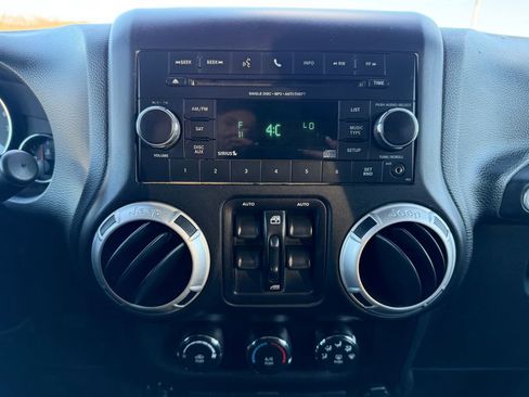 Used 2018 Jeep Wrangler Unlimited Sahara w/ Connectivity Group image 24