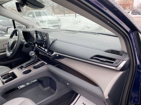 Used 2022 Toyota Sienna XLE w/ XLE Plus Package image 28