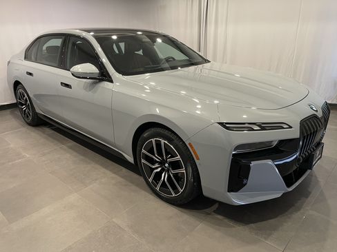 Used 2023 BMW 760i xDrive w/ Parking Assistance Package AWD/4WD image 3