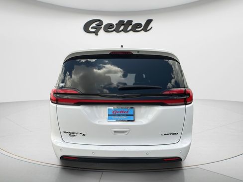 Used 2025 Chrysler Pacifica Limited FWD image 6
