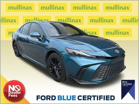 Used 2025 Toyota Camry SE w/ Convenience Package image 1