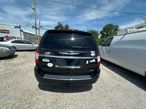 Used 2015 Chrysler Town & Country Limited Platinum FWD image 5