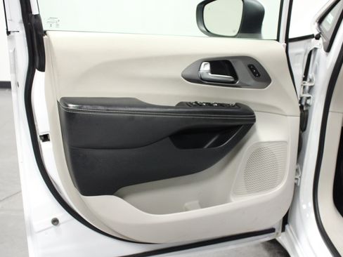 Used 2023 Chrysler Pacifica Touring-L FWD image 11