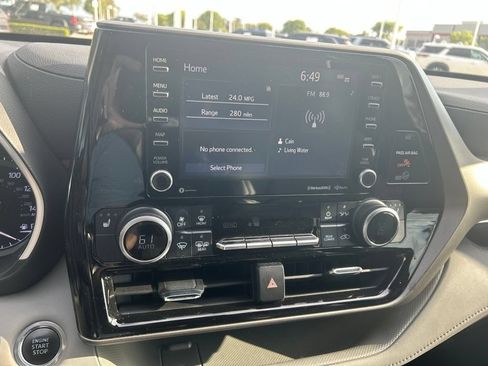 Used 2021 Toyota Highlander XLE FWD image 7