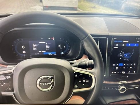 Used 2023 Volvo XC60 B5 Plus w/ Protection Package Premier image 4