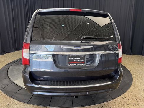 Used 2013 Chrysler Town & Country Touring-L FWD image 6