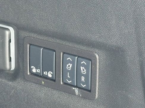 Used 2025 Chevrolet Suburban Premier image 24