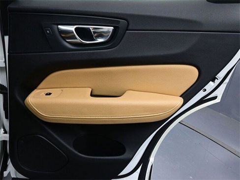 Used 2018 Volvo XC60 T5 Momentum w/ Vision Package image 28