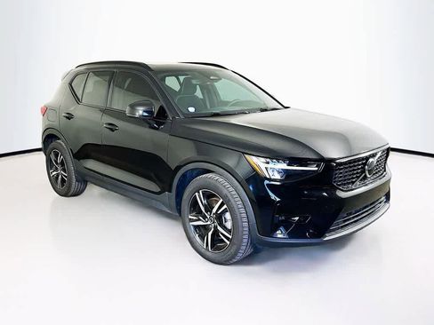Used 2023 Volvo XC40 B5 Plus image 23