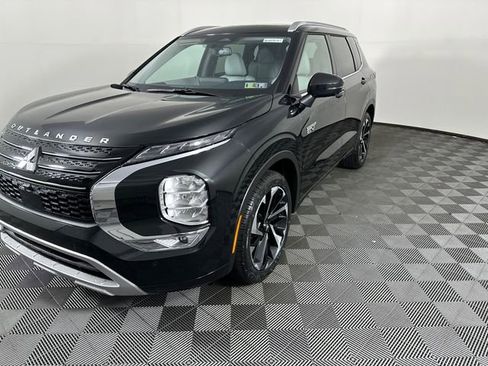 Used 2025 Mitsubishi Outlander 4WD Plug-In Hybrid image 2