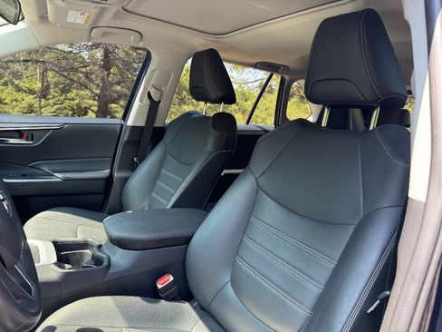 Used 2021 Toyota RAV4 XLE Premium AWD/4WD image 11