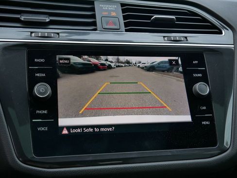 Used 2020 Volkswagen Tiguan SE w/ Panoramic Sunroof Package image 37