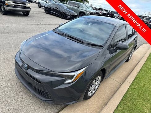 Used 2025 Toyota Corolla LE FWD image 3