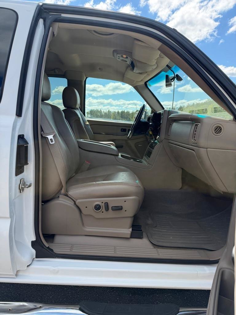 Used 2004 GMC Sierra 3500 SLT w/ Heavy-Duty Power Package AWD/4WD image 14