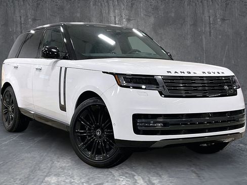 Used 2025 Land Rover Range Rover SE AWD/4WD image 3