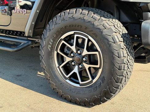Used 2025 Jeep Wrangler Unlimited Rubicon w/ Convenience Group AWD/4WD image 27