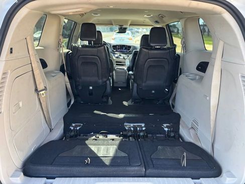 Used 2022 Chrysler Pacifica Touring-L w/ Uconnect Theater Family Group image 17