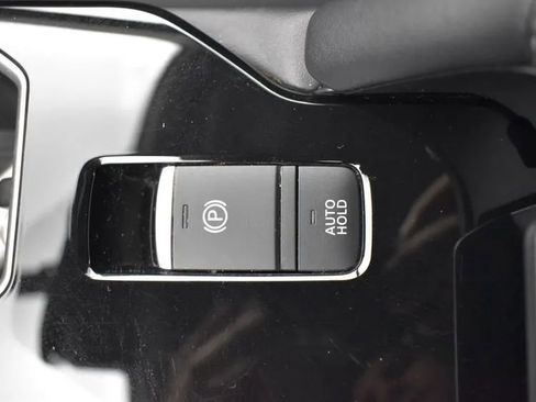 Used 2025 Mitsubishi Outlander SE image 32